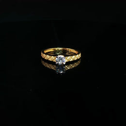 Solitaire brilliance, perfected in 22K gold